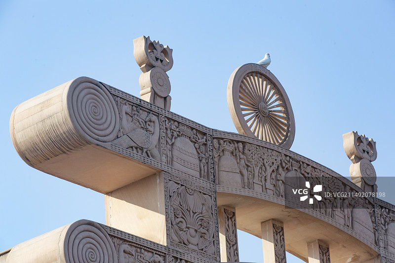 河南洛阳白马寺印度佛殿前牌楼上的白鸽图片素材