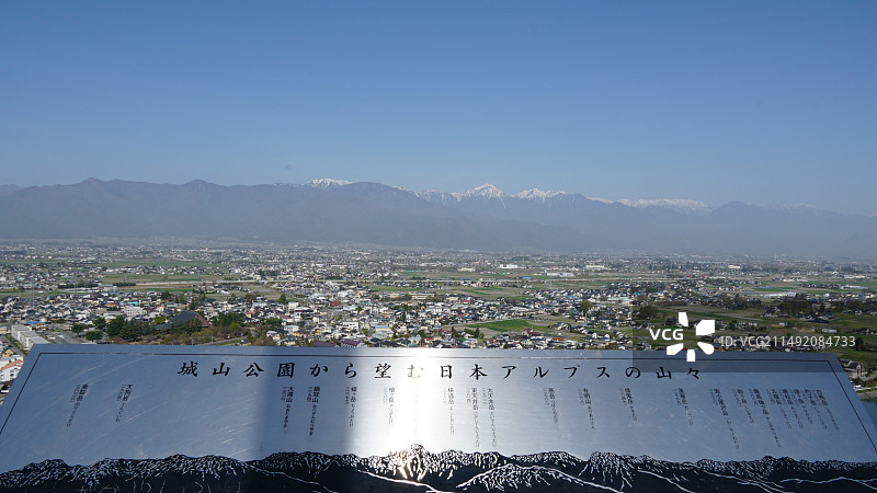 日本松本市眺望日本阿尔卑斯山脉图片素材