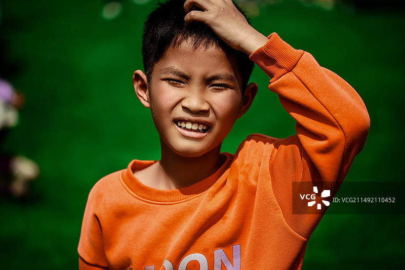 烈日下的小男孩图片素材