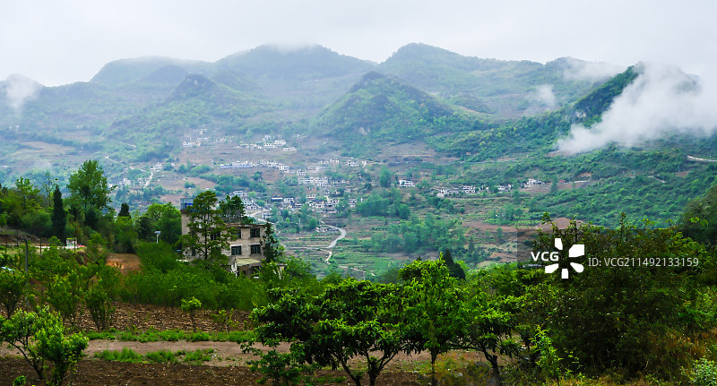 中国贵州贵阳清镇市暗流镇风光，贵州贵阳清镇暗流河风景区风光，峡谷风光，喀斯特地貌风光，梯田，村庄，春图片素材