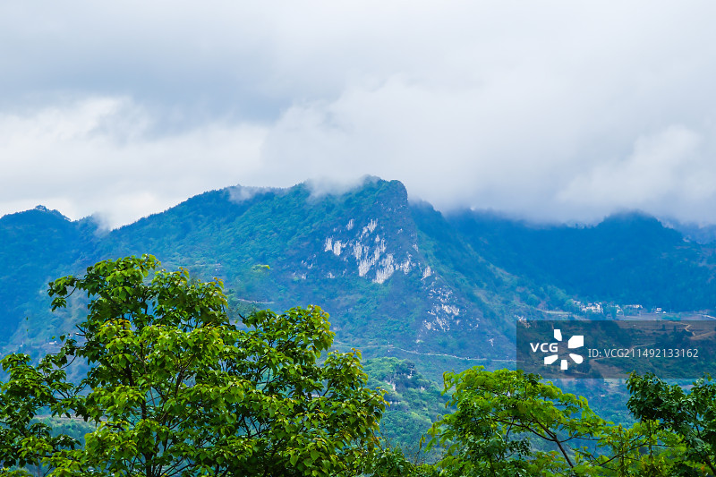 中国贵州贵阳清镇市暗流镇风光，贵州贵阳清镇暗流河风景区风光，峡谷风光，喀斯特地貌风光，梯田，村庄，春图片素材