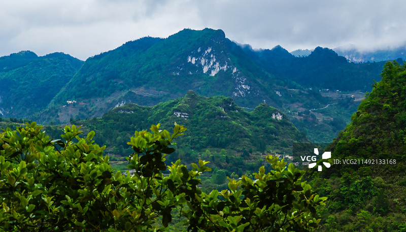中国贵州贵阳清镇市暗流镇风光，贵州贵阳清镇暗流河风景区风光，峡谷风光，喀斯特地貌风光，梯田，村庄，春图片素材