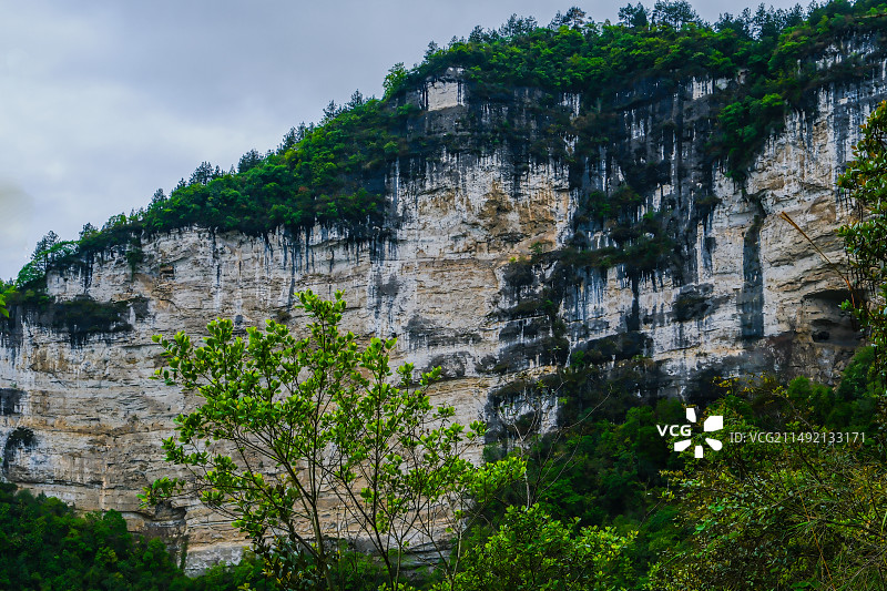 中国贵州贵阳清镇市暗流镇风光，贵州贵阳清镇暗流河风景区风光，峡谷风光，喀斯特地貌风光，梯田，村庄，春图片素材