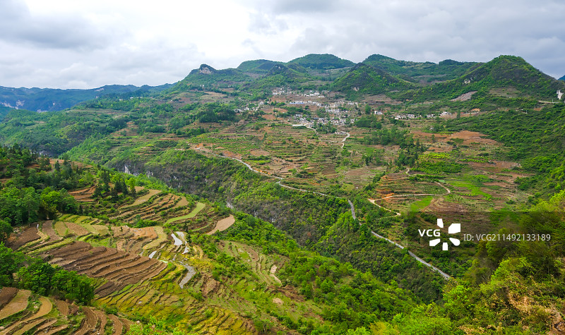 中国贵州贵阳清镇市暗流镇风光，贵州贵阳清镇暗流河风景区风光，峡谷风光，喀斯特地貌风光，梯田，村庄，春图片素材