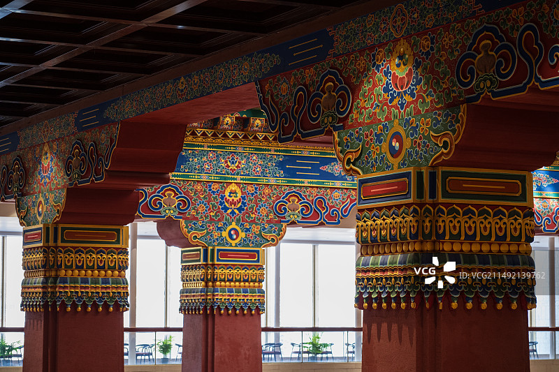 拉萨西藏博物馆大厅立柱上的藏式传统装饰花纹图片素材