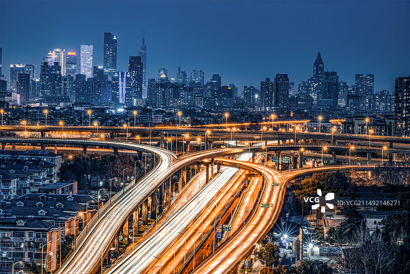 立交桥和都市天际线图片素材