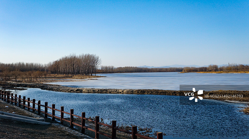 晴朗天气的潮白河畔图片素材