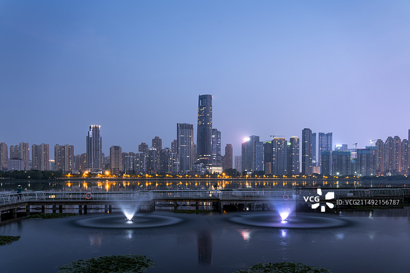 武汉沙湖公园襄阳大厦城市建筑CBD极致内透夜景喷泉广场湖面城市天际线风光图片素材
