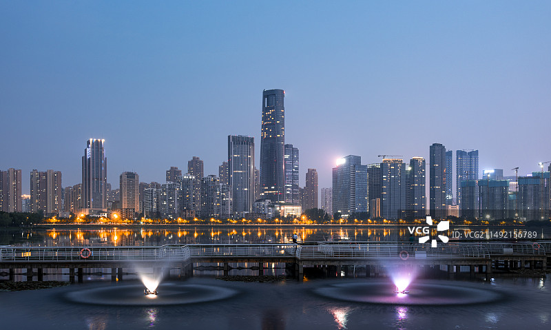 武汉沙湖公园襄阳大厦城市建筑CBD极致内透夜景喷泉广场湖面城市天际线风光图片素材