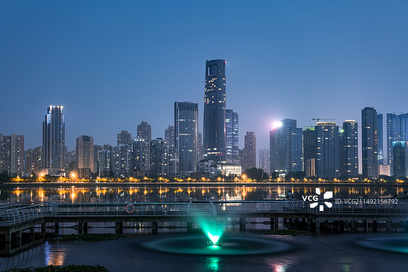 武汉沙湖公园襄阳大厦城市建筑CBD极致内透夜景喷泉广场湖面城市天际线风光图片素材