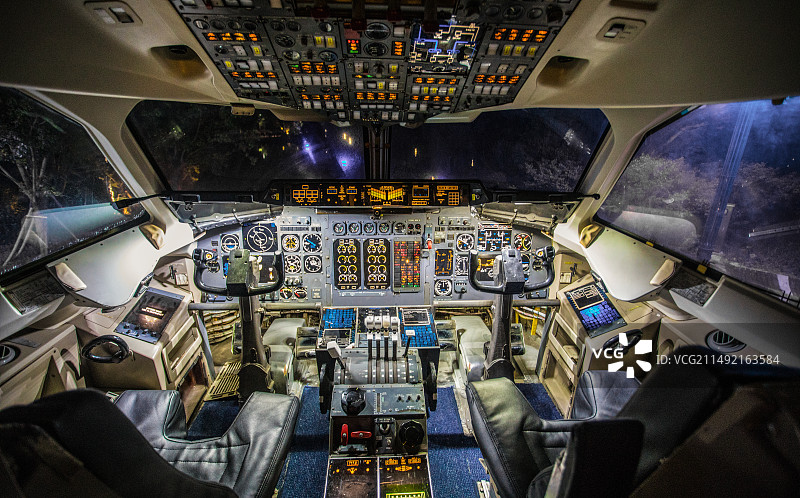 退役的BAe 146民航客机的驾驶舱内部图片素材