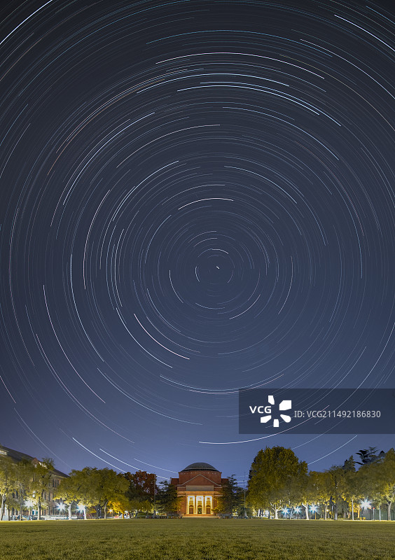 清华大学大礼堂星轨图片素材