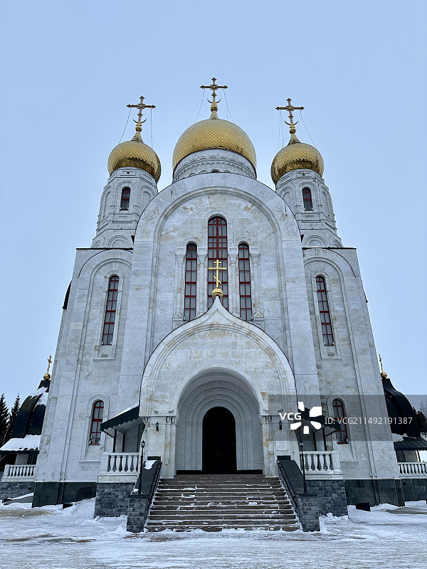 俄罗斯东正教教堂在晴空雪地中仰望大教堂图片素材
