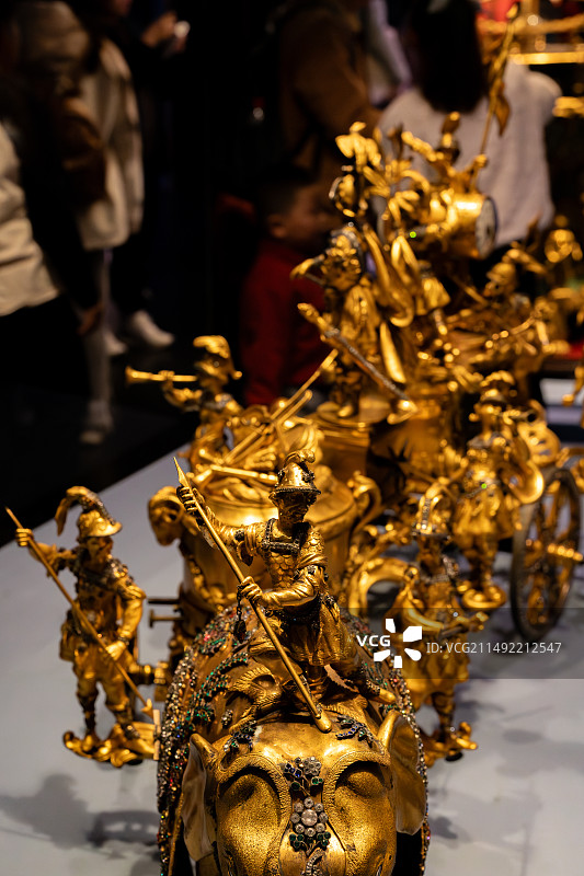 故宫博物院钟表馆藏英国制造铜镀金象拉战车乐钟图片素材