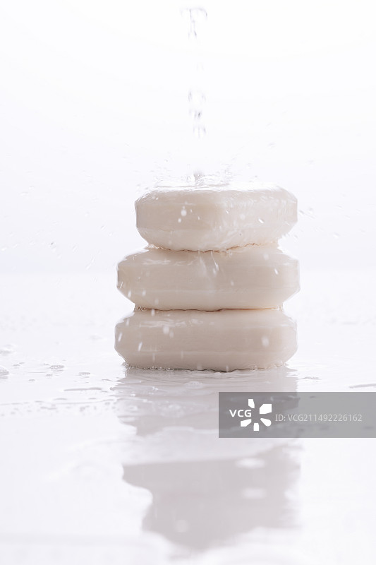 水流和湿地板落在堆积的肥皂上图片素材