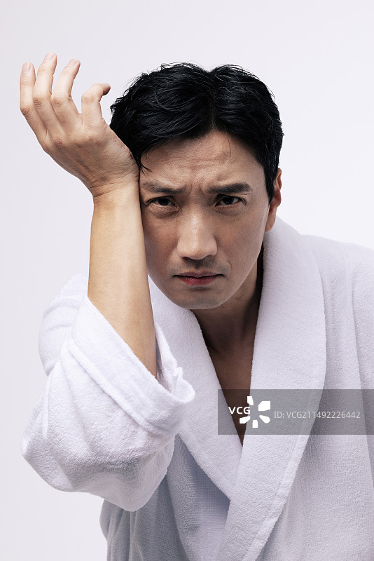 手腕放在额头上的中年男人图片素材