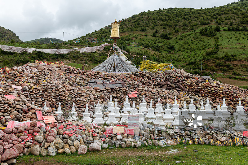 西藏昌都市类乌齐县路边的玛尼堆图片素材