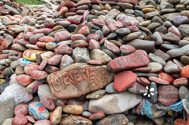 西藏昌都市类乌齐县路边的玛尼堆图片素材