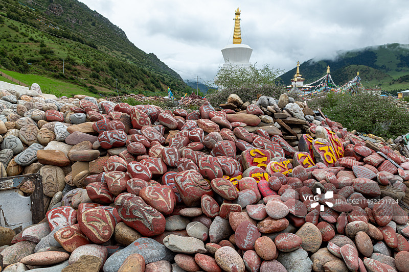 西藏昌都市类乌齐县路边的玛尼堆图片素材