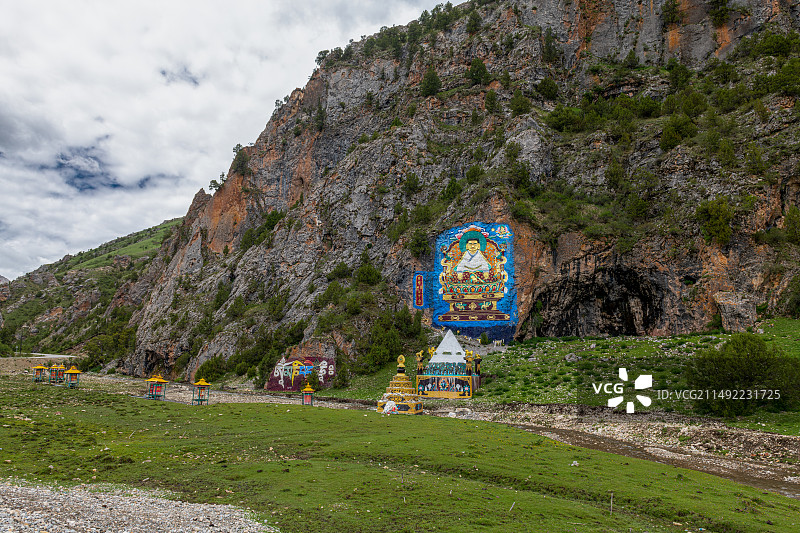 西藏昌都市类乌齐县路边的玛尼堆图片素材