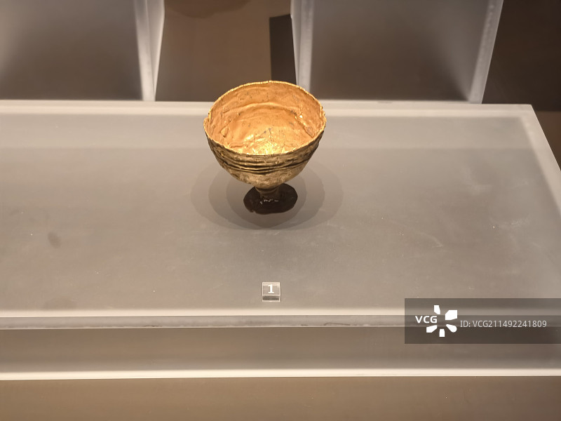 陕西历史博物馆内的金杯图片素材