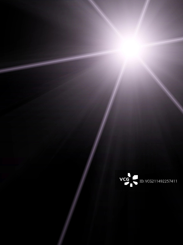 黑色背景上的光芒图片素材