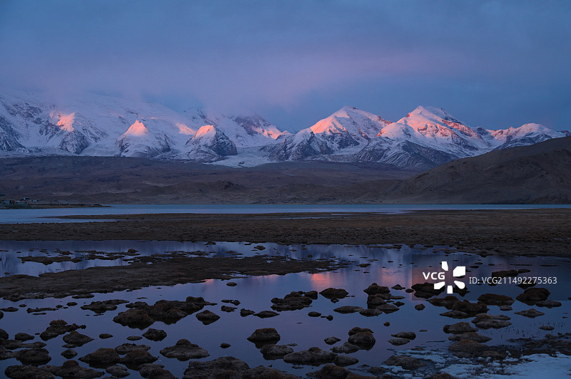 日落时白雪皑皑的公格尔九别峰图片素材