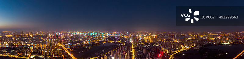 刚刚进入夏夜的武汉全景图片素材