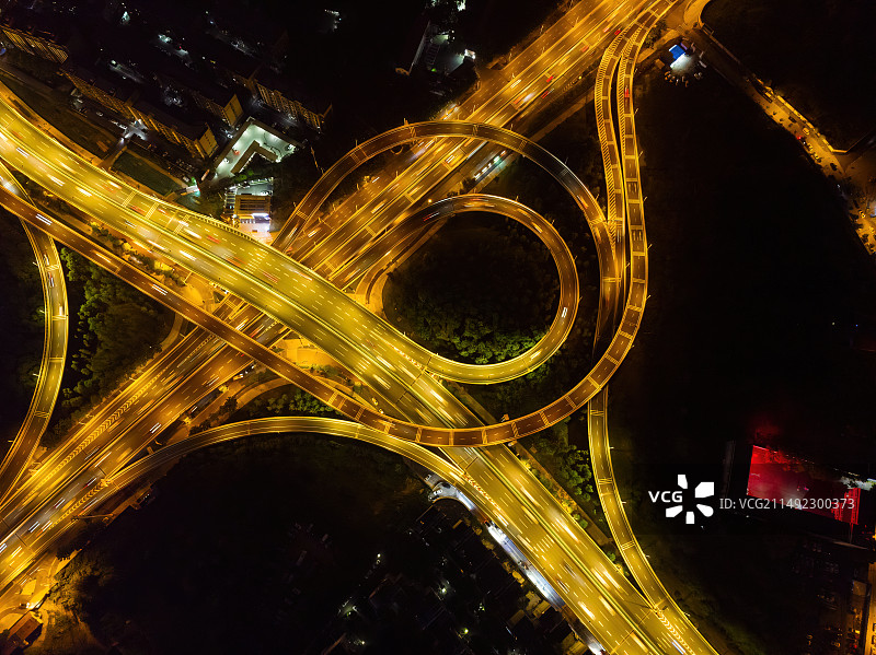 俯瞰夜晚的立交桥图片素材