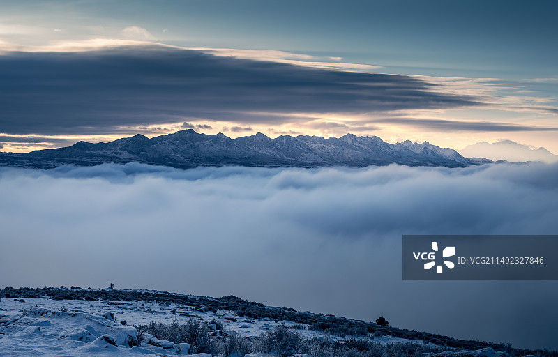 四川川西甘孜高原云海雪山日照金山图片素材