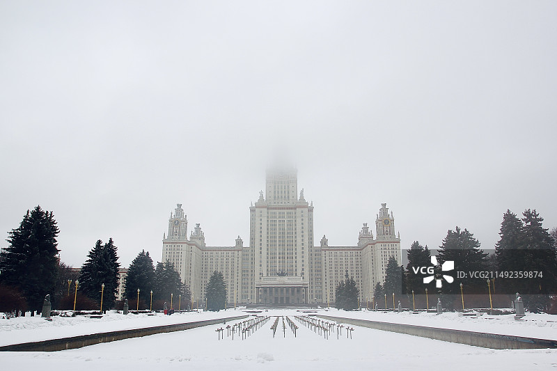 冬季下雪中的莫斯科大学斯大林建筑图片素材