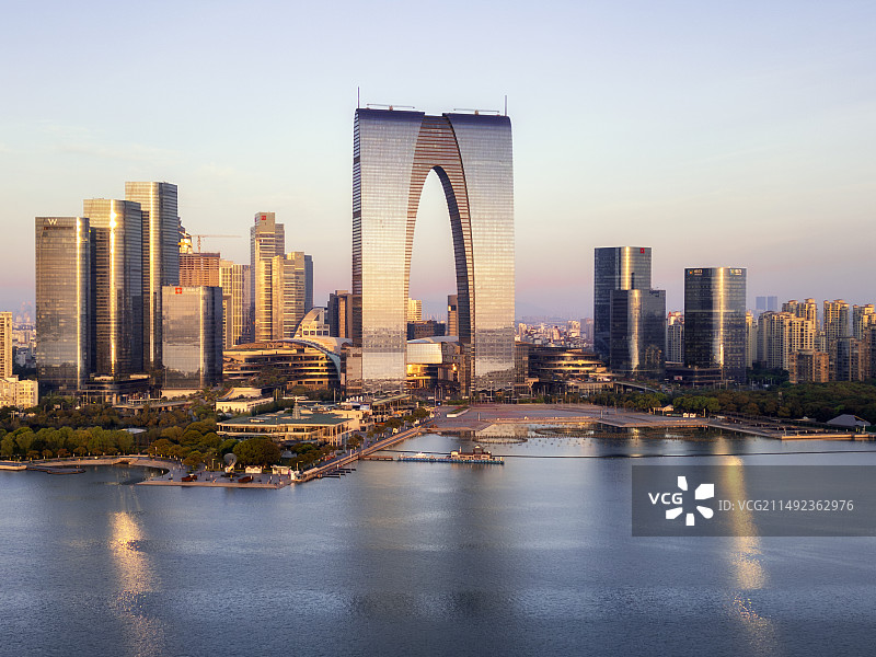 金鸡湖同框东方之门清晨第一道光。图片素材