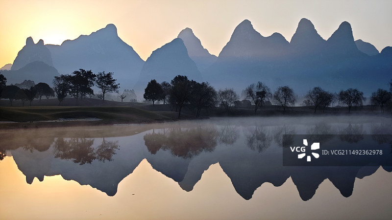 2024/03/12桂海晴岚晨雾图片素材