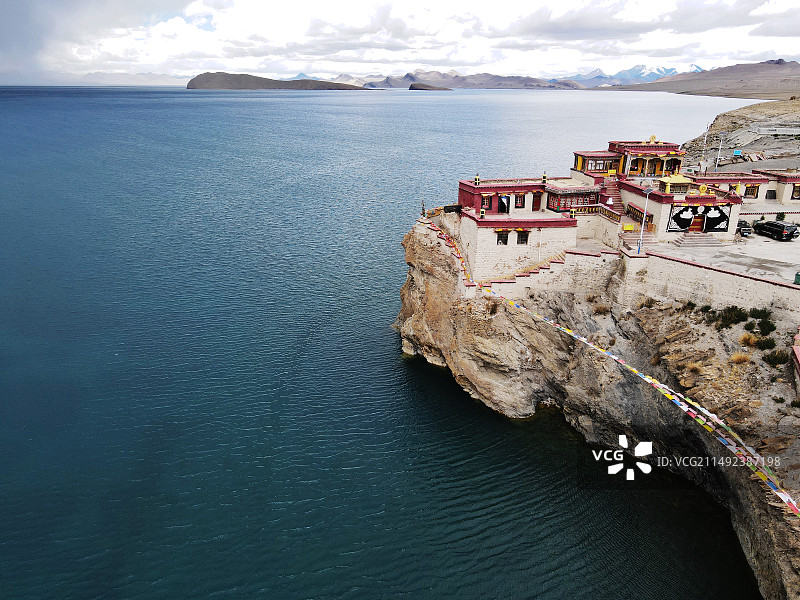 航拍夏季西藏山南普莫雍错湖边的最高海拔推寺图片素材