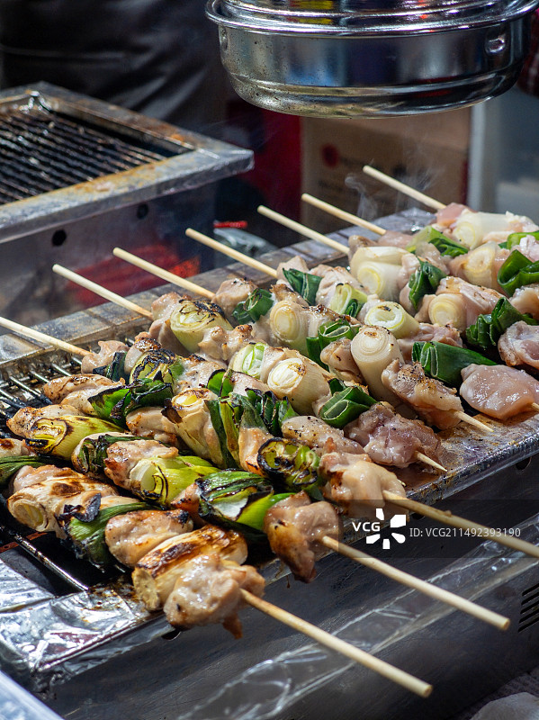 韩国路边摊的烤大葱鸡肉串图片素材