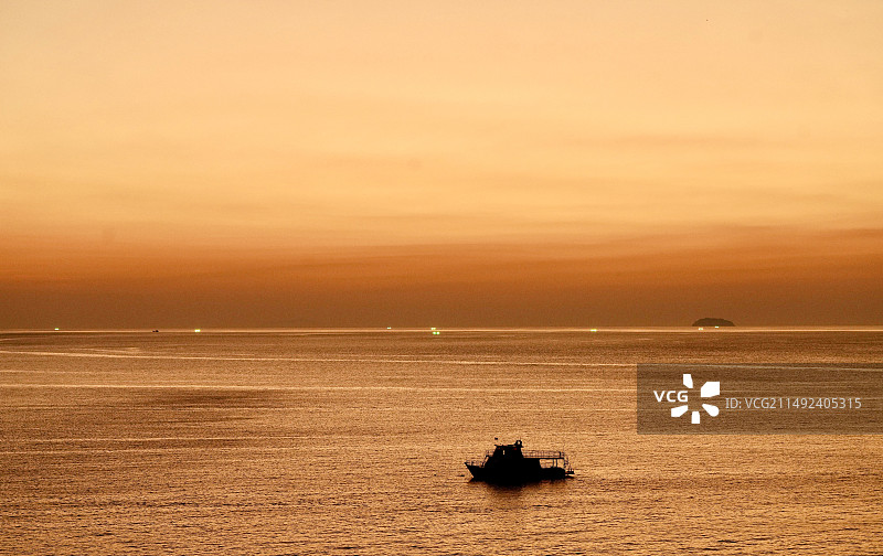 泰国皮皮岛落日余晖下的金色海景图片素材