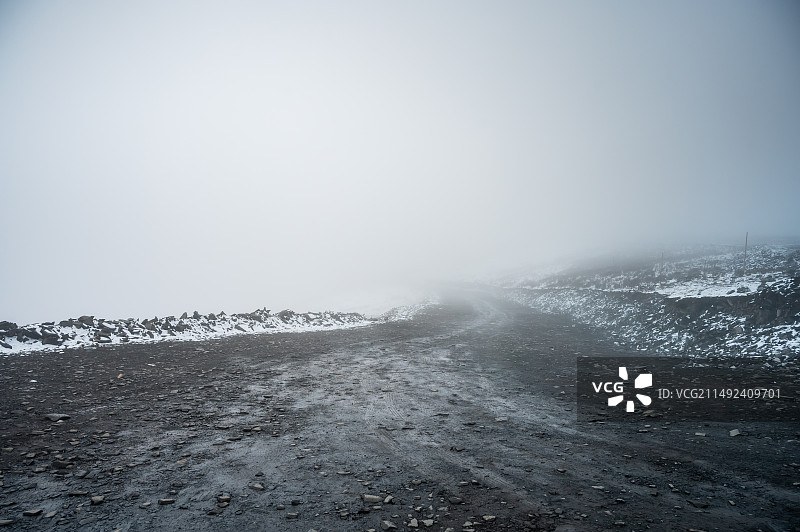 四川川西甘孜高原雪山鱼子西雪后泥泞道路图片素材