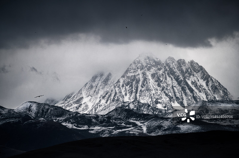 四川川西甘孜高原雪山雅拉雪山阴天雪山特写图片素材