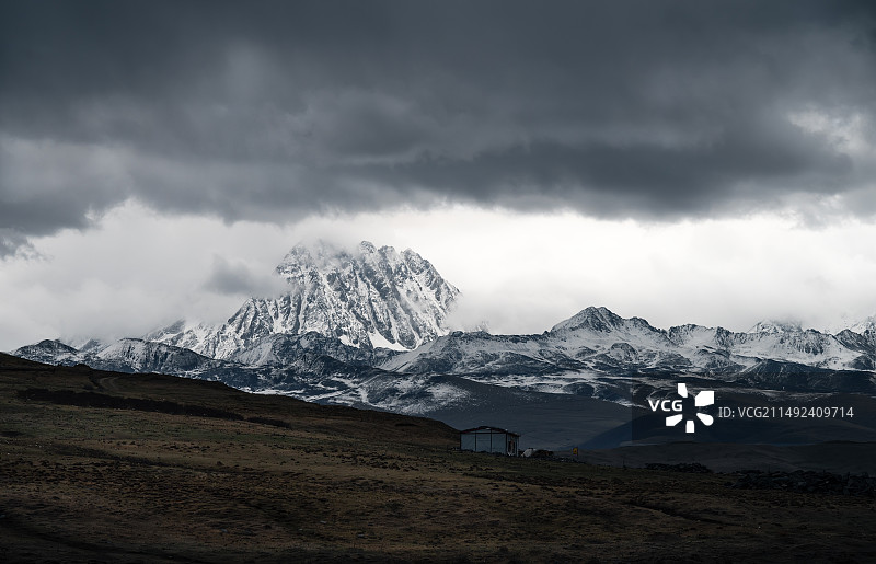 四川川西甘孜高原雪山雅拉雪山日照金山图片素材
