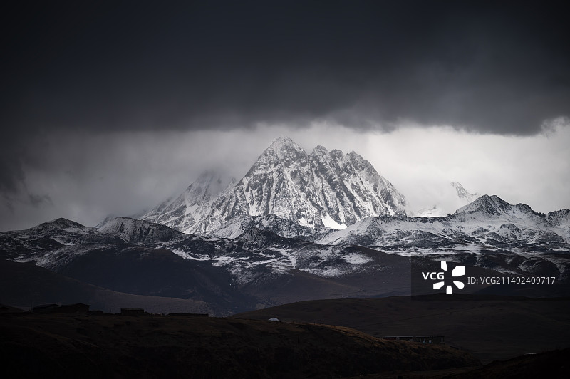 四川川西甘孜高原雪山雅拉雪山阴天雪山特写图片素材