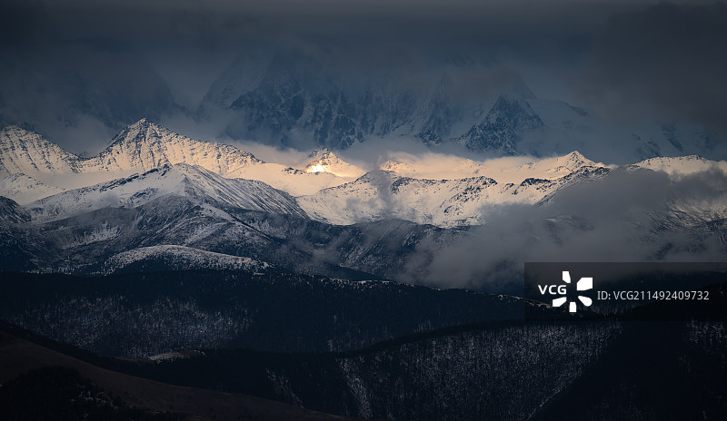 四川川西甘孜高原雪山贡嘎雪山群日照金山图片素材