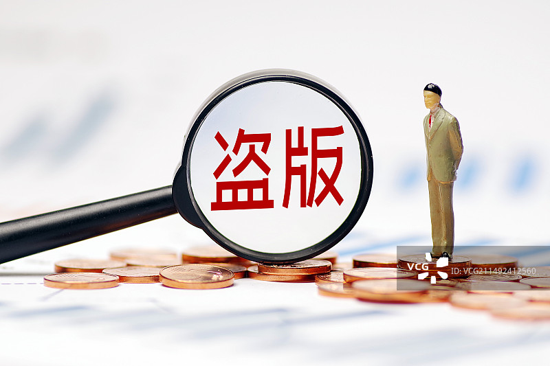 放大镜金币上的盗版文字图片素材