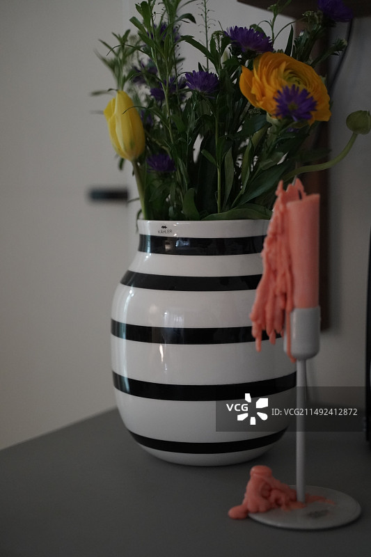 花瓶与融化的蜡烛图片素材