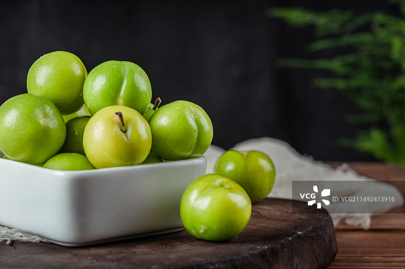 水果静物-三月李子图片素材