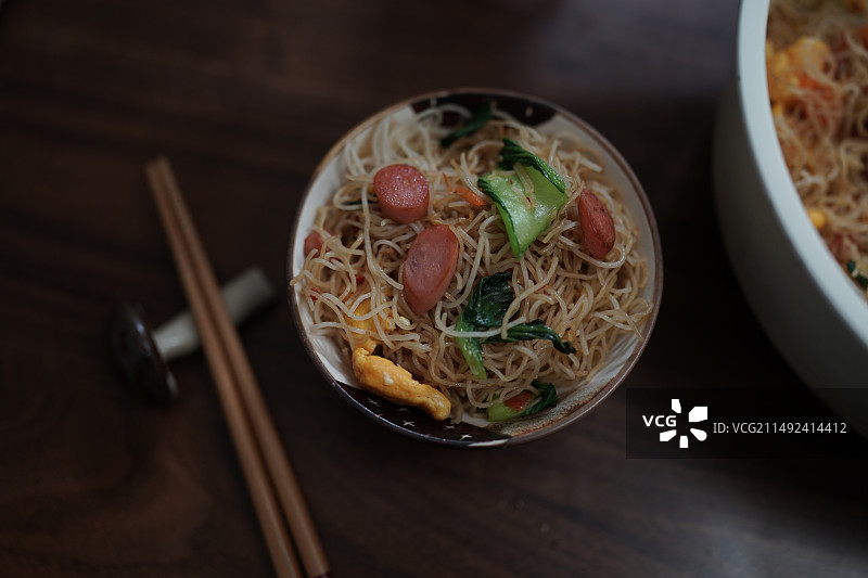 炒粉丝青菜香肠鸡蛋胡萝卜炒粉干图片素材