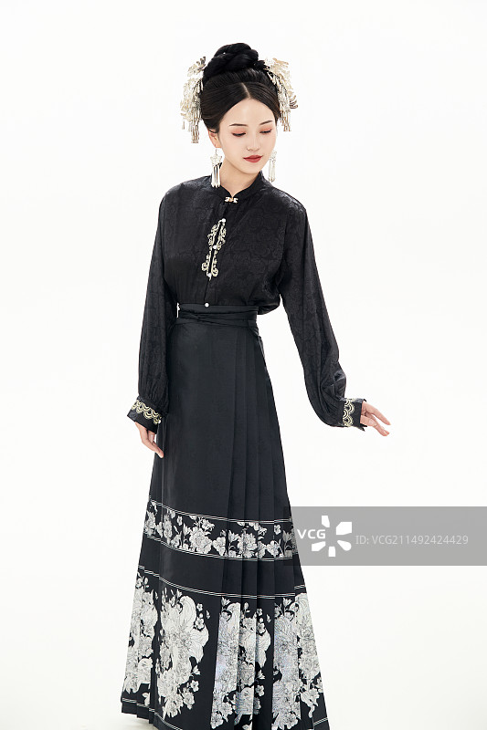白色背景下穿着明制汉服服饰马面裙的少女图片素材