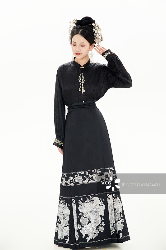 白色背景下穿着明制汉服服饰马面裙的少女图片素材