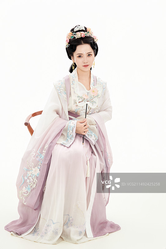 白色背景下穿着南北宋朝汉服的少女图片素材