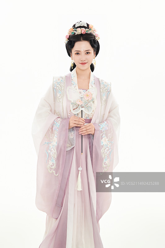 白色背景下穿着南北宋朝汉服的少女图片素材