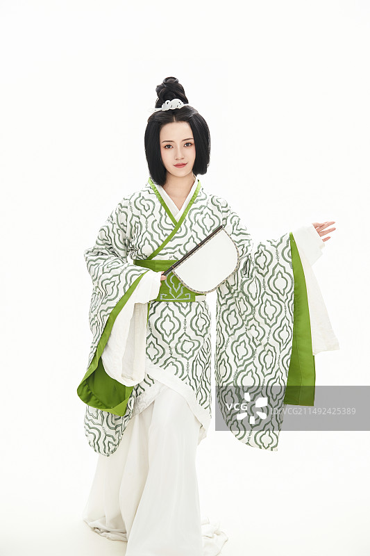 白色背景下穿着中国汉代服饰的少女图片素材